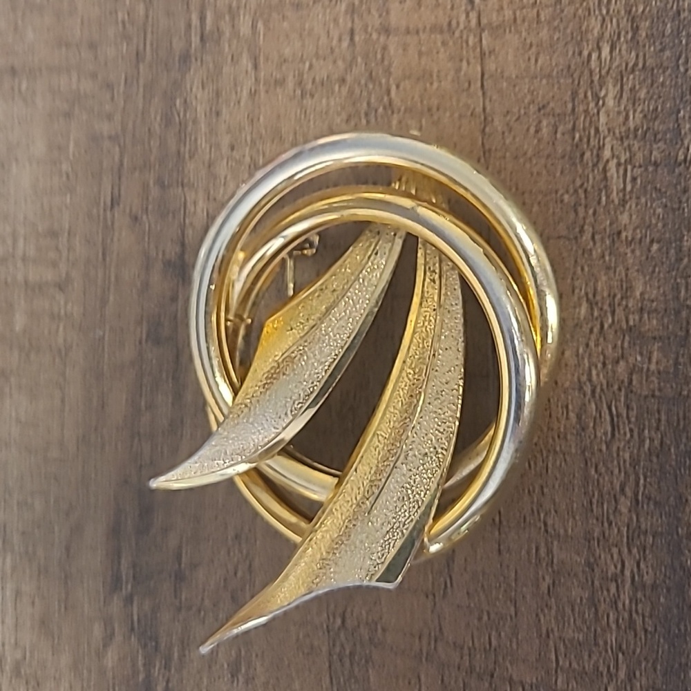 VINTAGE Gold Leaf Circle Brooch
